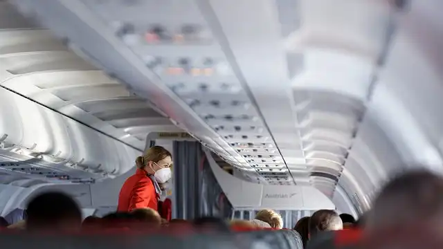 Ex-flight attendant reveals 4-step method to calm frantic passengers: ‘We play a kindergarten teacher’