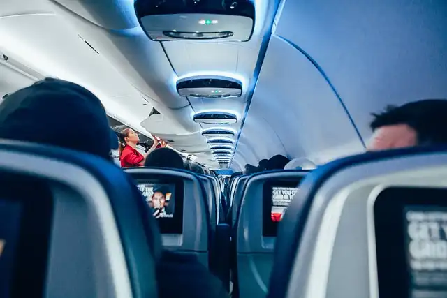 Flight Attendant Tipping Controversy: Safety vs. Gratuity?