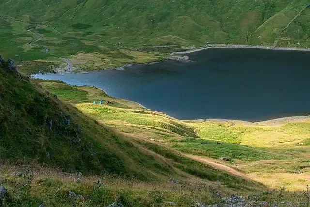 UK Camping & Glamping: Tent Pitches, Wildlife, and Nature Escapes